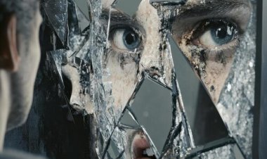 Cermin Retak di Sudut Ruang Jiwa