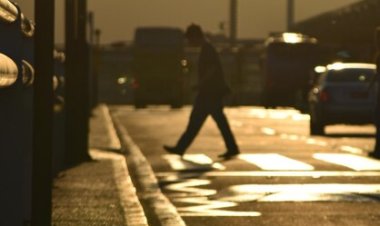 Langkah Sunyi di Jalan Tak Berujung