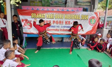 Peringatan HGN Ke-79 di SDN 3 Sampang: Persembahan Siswa Untuk Guru Sangat Mengesankan