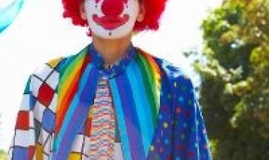 DI BALIK TOPENG BADUT