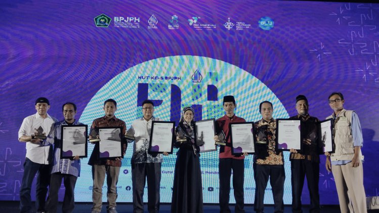 Muhammad Sholeh Raih Penghargaan HALAL Indonesia Awards 2022 dari BPJPH.