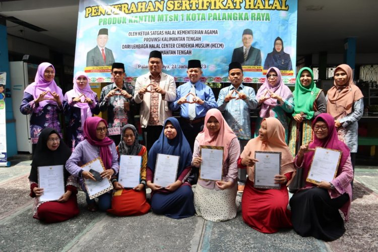 Penyerahan Sertifikat Halal di Kantin Madrasah MTsn 1 Kota Palangkaraya