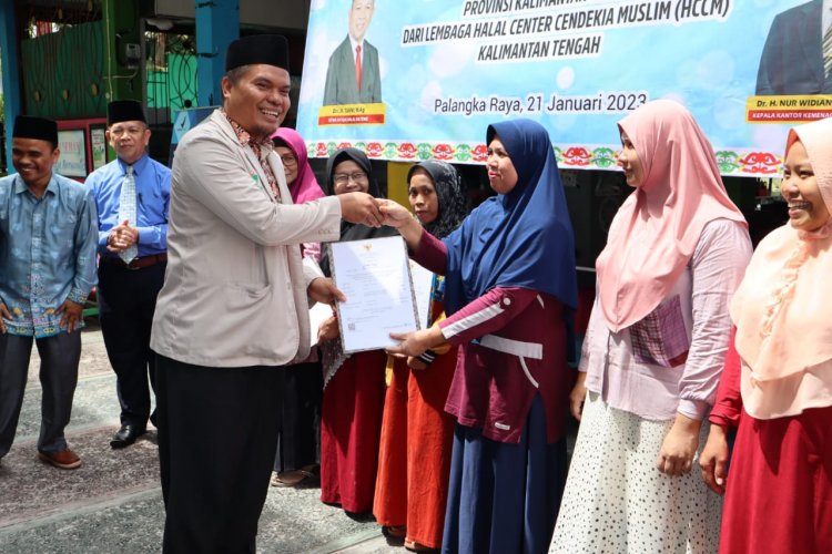 Penyerahan Sertifikat Halal di Kantin Madrasah MTsn 1 Kota Palangkaraya