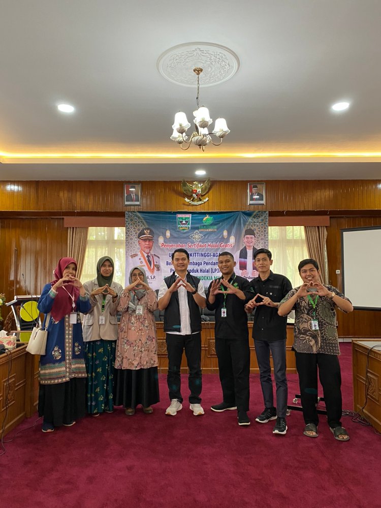 Penyerahan 75 Sertifikat Halal kepada 50 Pelaku Usaha di Bukittinggi