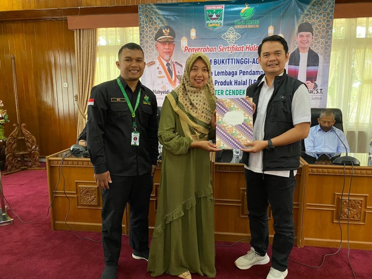 Penyerahan 75 Sertifikat Halal kepada 50 Pelaku Usaha di Bukittinggi