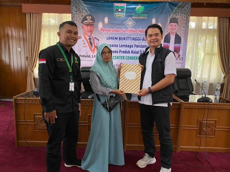 Penyerahan 75 Sertifikat Halal kepada 50 Pelaku Usaha di Bukittinggi