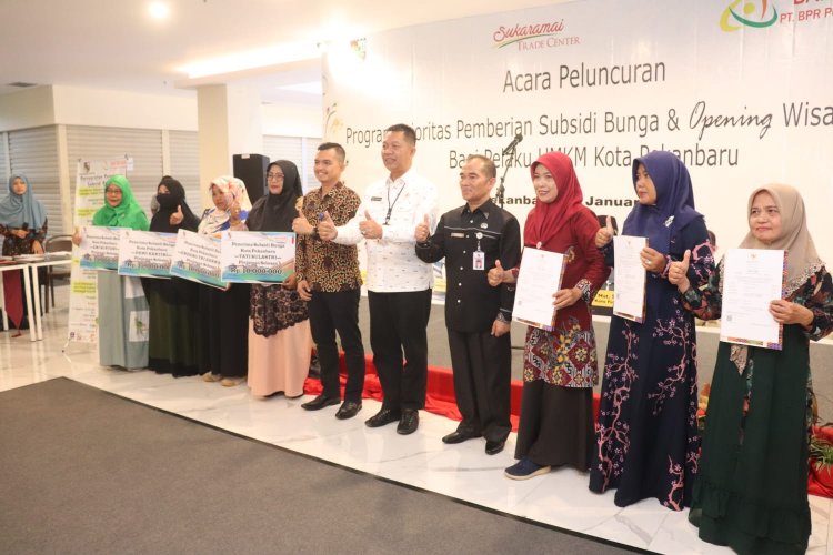 Penyerahan Secara Simbolis Sertifikat Halal Oleh Kepala Kantor Perwakilan HCCM Riau Bersama Pj. Sekda Pemko Pekanbaru