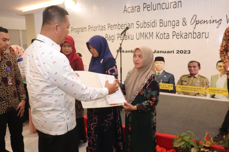 Penyerahan Secara Simbolis Sertifikat Halal Oleh Kepala Kantor Perwakilan HCCM Riau Bersama Pj. Sekda Pemko Pekanbaru