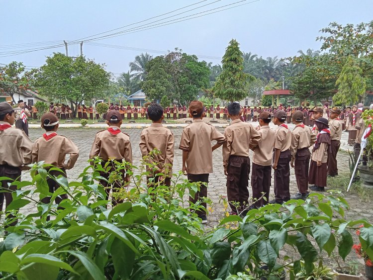 Jadikan Upacara Sebagai Alat Pendidikan, Peserta Didik SD Negeri 011 Titian Resak  Melaksanakan Upacara Tradisi Siaga