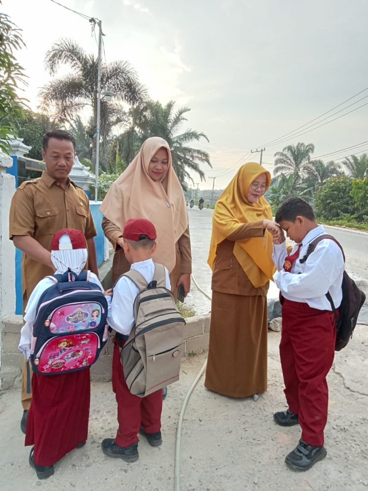 Ku Nanti  di Gerbang Sekolah