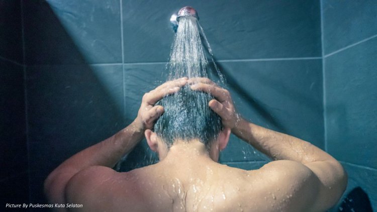 Mandi Malam Sebagai Terapi: Mengatasi Stres dan Menenangkan Pikiran Sebelum Tidur