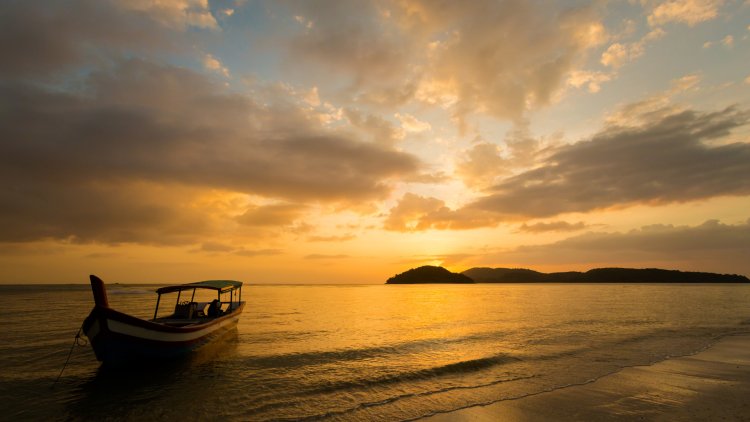 Lukisan Cahaya di Ujung Waktu