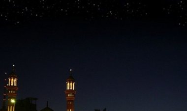 Misteri Rembulan di Sepertiga Malam: Kisah Cinta yang Tersirat di Langit