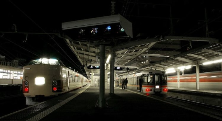 Kereta Api Malam dan Bintang yang Hilang