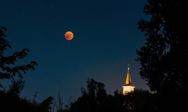 Percakapan Sunyi dengan Bulan