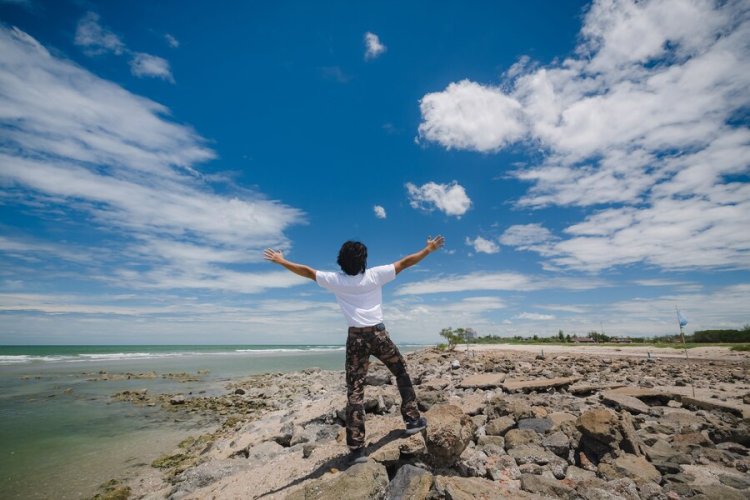 Harapan di Bawah Langit Biru