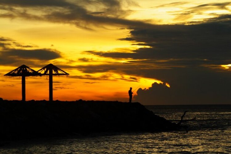 Bayang Senja di Pelabuhan