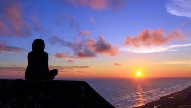 Bayangan Senja di Ujung Hari