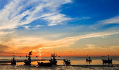 Harmoni Senja di Ujung Pelabuhan