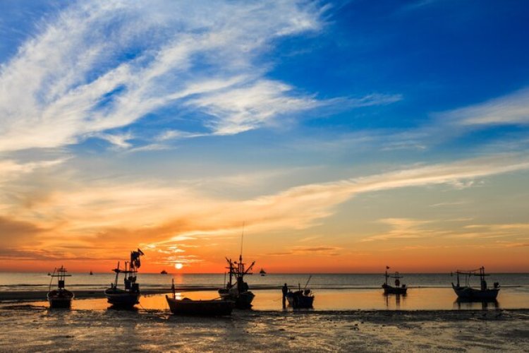 Harmoni Senja di Ujung Pelabuhan