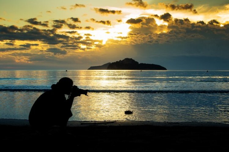 Kenangan yang Berlabuh di Laut Sepi