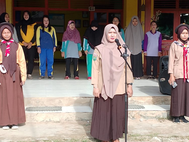 ( Fhoto Ibu Kepala Sekolah memberikan amanat sebelum dimulai kegiatan Pesta Siaga )