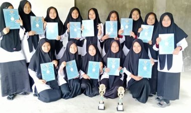 Santri Kelas 2 Aliyah Putri Pesantren Babussalam Batu Korong Terima Rapor Semester