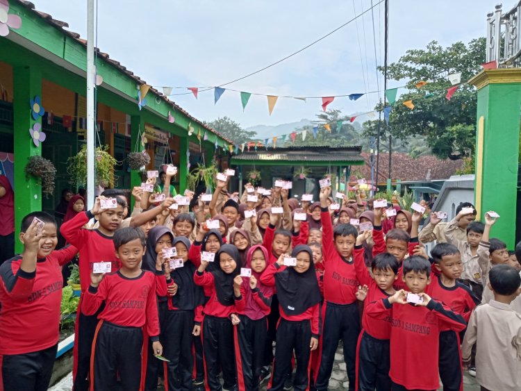 Kabar Gembira! 67 Siswa  SDN 3 Sampang Menerima Kartu Identitas Anak dari Pemerintah Gratis