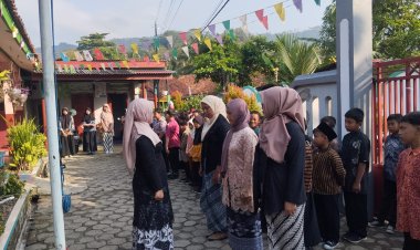 Ibu-Ibu Paguyuban Hebat! Upacara Hari Kartini di SDN 3 Sampang Berlangsung Khidmat dan Meriah