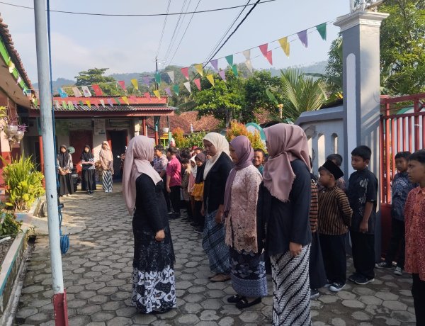 Ibu-Ibu Paguyuban Hebat! Upacara Hari Kartini di SDN 3 Sampang Berlangsung Khidmat dan Meriah