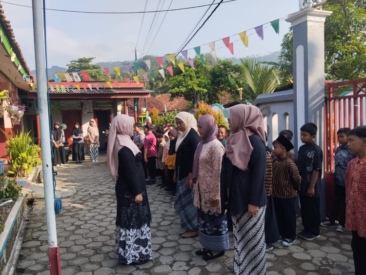 Ibu-Ibu Paguyuban Hebat! Upacara Hari Kartini di SDN 3 Sampang Berlangsung Khidmat dan Meriah